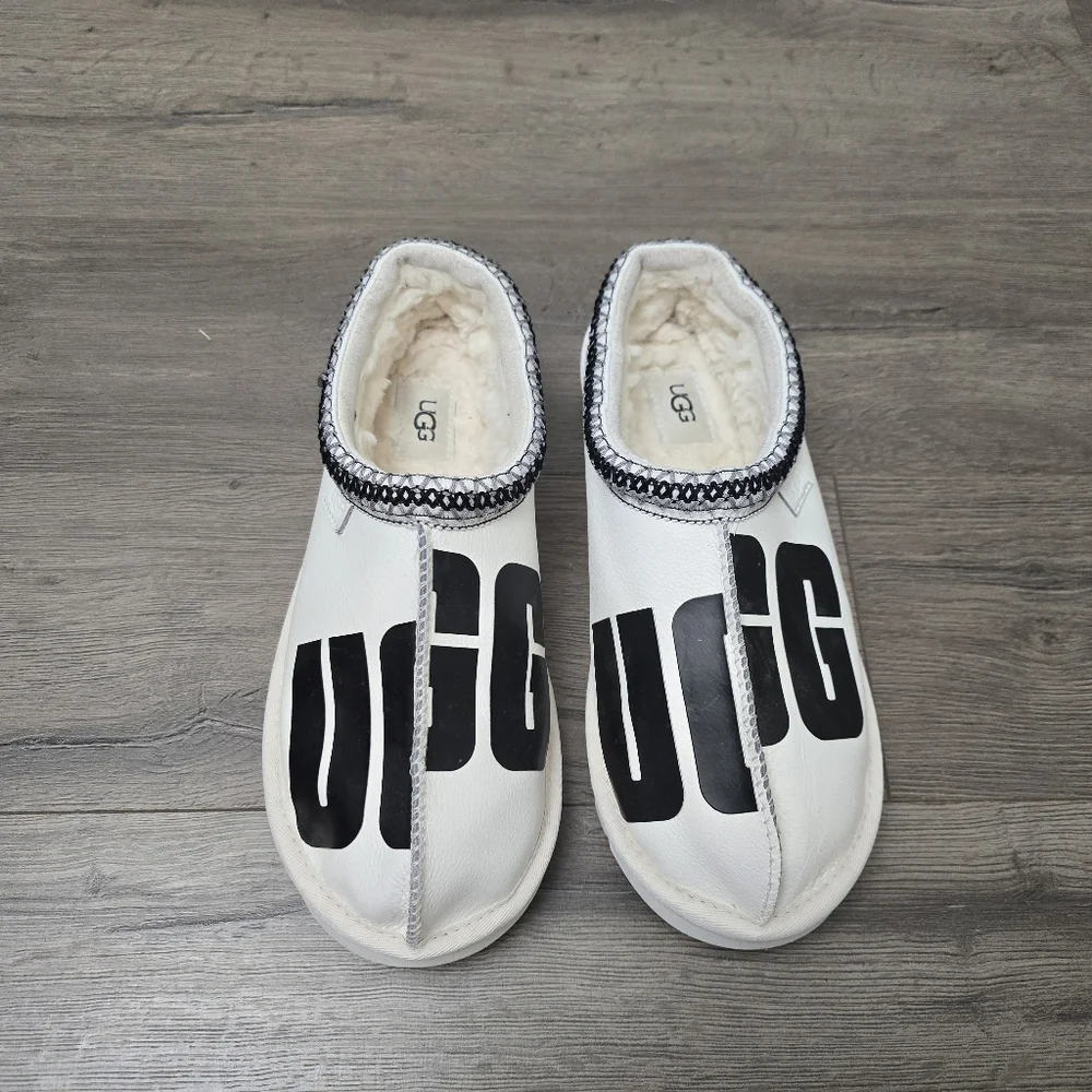 UGG Tasman Chopd Logo Leather White Black Mens Slip On Streetwear Preppy